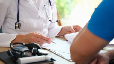 Kardiyolog doktor kardiyogramı inceler ve analiz eder ve klinikteki hastayla konuşur. Kardiyovasküler hastalık semptomlara neden olur