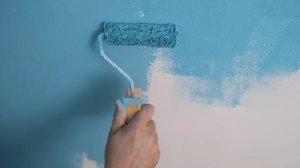 Peintre Maison Peint Mur Bleu Avec Rouleau Gros Plan Réparation — Photo