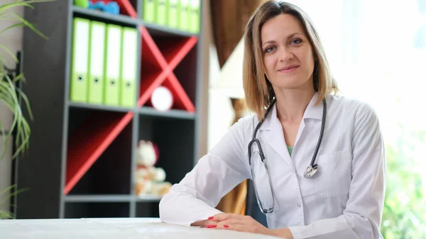 Retrato Doctora Sonriente Con Estetoscopio Clínica Feliz Joven Terapeuta Enfermera —  Fotos de Stock