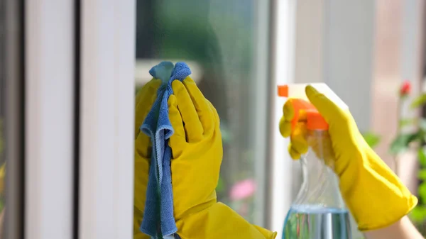 Eldivenli Temizlikçi Kadın Pencereyi Sprey Paçavra Ile Yıkıyor Temizlik Pencere — Stok fotoğraf
