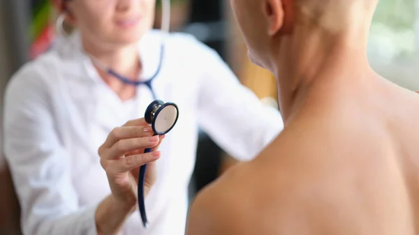 Dokter Luistert Naar Hart Longen Van Jonge Atleet Man Close — Stockfoto