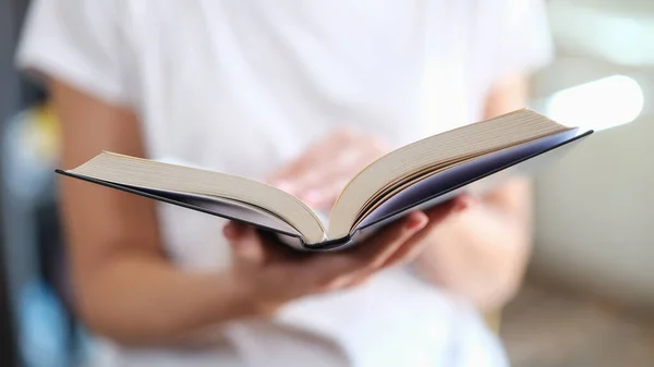 Mujer Está Leyendo Libro Hojeando Las Páginas Primer Plano Amor —  Fotos de Stock