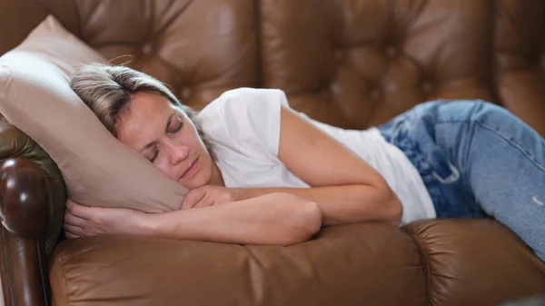 Dormir Perezosa Mujer Encuentra Sofá Durante Día Dormir Descansar Durante —  Fotos de Stock