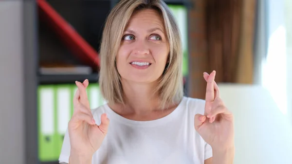 Beautiful Woman Crossed Her Fingers Office Beautiful Smiling Woman Gift — Stock Photo, Image