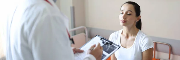 Doctor Mask Communicates Patient Clinic Ultrasound Medical Diagnosis Concept — Foto de Stock