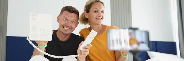 Familie Van Bloggers Houden Druk Knop Telefoon Maak Video Camera — Stockfoto