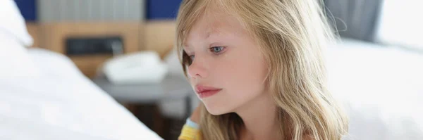 Portret Smutnej Dziewczynki Łzami Oczach Emocje Dziecka Zły Nastrój Koncepcja — Zdjęcie stockowe