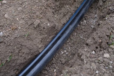 Siperdeki boruları bağlamak için çerçeveyi kapatın. Isıtma ve su tedarik ağının dağıtım ünitesinin kurulumu