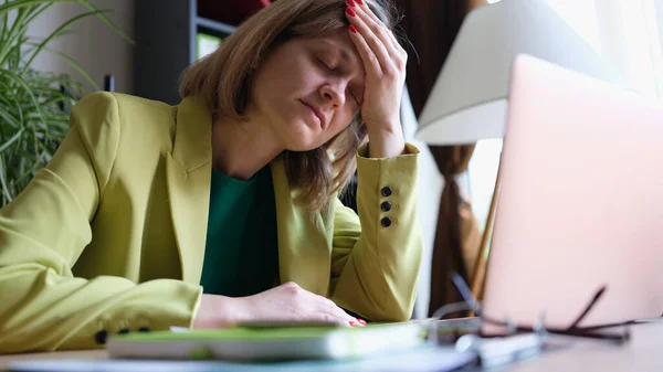 オフィスに座って手で額に触れる過労の女性の肖像画 職場でのストレスと疲れのマネージャー 勤勉で期限 — ストック写真