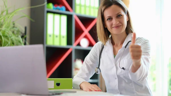 Retrato Médico Feminino Alegre Posando Consultório Clínica Mostrando Sinal Polegar — Fotografia de Stock