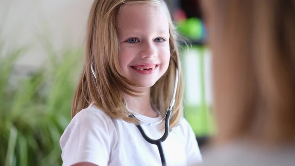 Retrato Menina Sorrindo Usando Estetoscópio Médico Olhando Para Médico Com — Fotografia de Stock