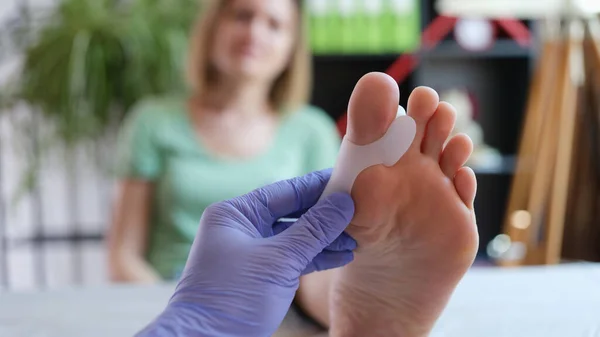 Top View Orthopedist Applying Brace Hallux Valgus Female Patient Deformity — Stock Photo, Image