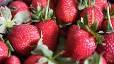 Vitrindeki sulu ve olgun kırmızı çileklerin yakın çekimi. Vitamin meyveleri ya da taze toplanmış meyveler. Sağlıklı gıda ve beslenme konsepti