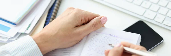 Füllen Des Geschäftskalenders Für 2022 Arbeitsplatz Planungstagebuch Und Erfolgreiches Businessplankonzept — Stockfoto