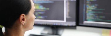 Kadın komisyoncu, borsa yatırımı alanında bilgisayar üzerinde çalışıyor. İşkadını borsa konseptinde hisse senedi ticareti