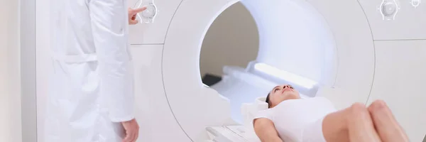 医学计算机断层扫描或磁共振扫描仪 男性放射学家按Mri按钮检查女性病人的概念 — 图库照片