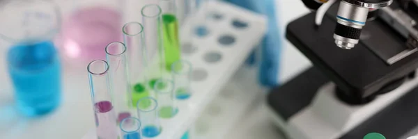 Tubos Ensaio Laboratório Multicoloridos Microscópio Laboratório Análise Fluidos Químicos Laboratório — Fotografia de Stock