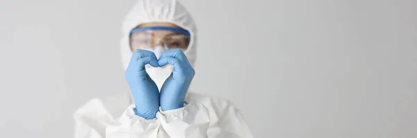 Lääkäri Suojelevassa Puvussa Tekee Sydämen Eleitä Käsillään Pandemian Torjunta Vaarallinen — kuvapankkivalokuva