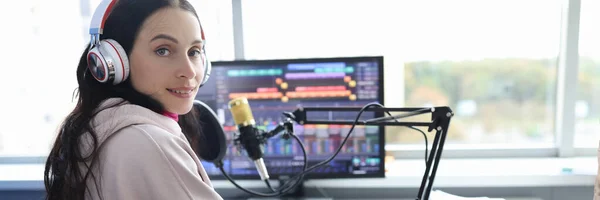 Donna Disabile Lavora Come Presentatrice Radiofonica Sedia Rotelle Studio Cybersport — Foto Stock