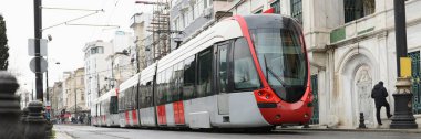 Şehirde yüksek hızlı, modern tramvay treni. Şehir taşımacılığı kavramı