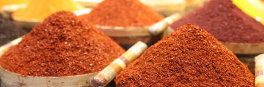 Sarımsak ve Arap baharatları. Yerel pazarda satılık çeşitli baharatlar. Doğu Asya baharat baharat konseptinden geleneksel ürünler