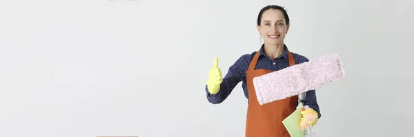 Mulher Sorridente Com Esfregona Segurar Polegar Recomendações Para Limpeza Empresas — Fotografia de Stock