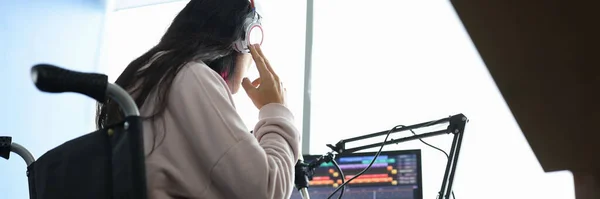 Γυναίκα Αναπηρική Καρέκλα Ακουστικά Μπροστά Από Μικρόφωνο Και Τον Υπολογιστή — Φωτογραφία Αρχείου