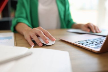 Ofisteki modern dizüstü bilgisayarda çalışan bir kadının yakın çekimi. İş yerindeki iş kadını. Çalışma günü konsepti