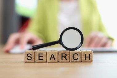 Tahta küplerden ve Louise 'den toplanan kelime araması yakın plan. Bilgi ara ya da cevap bulmaya çalış, konsept ara