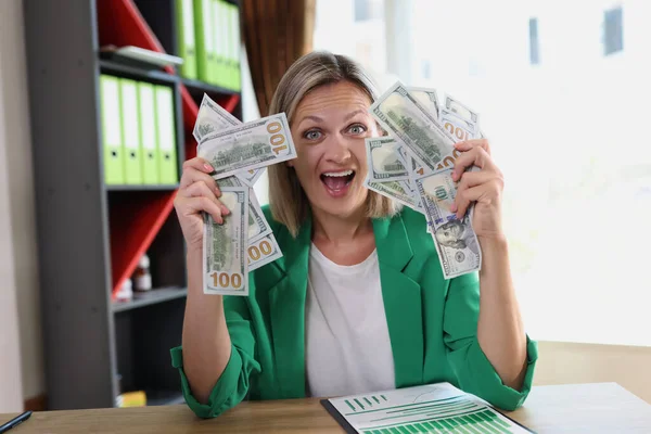 Retrato Mujer Feliz Emocionada Sosteniendo Fan Del Dinero Concepto Ganancias —  Fotos de Stock