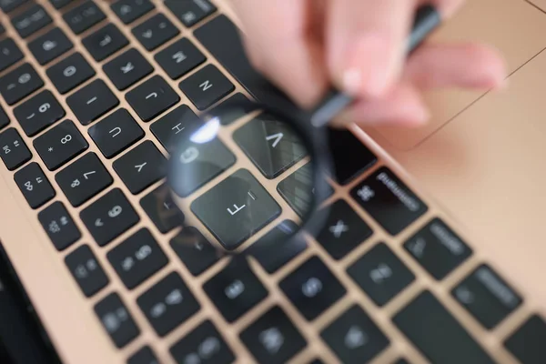 Close Female Hand Holding Magnifying Glass Laptop Keyboard Technology File — Stock Photo, Image