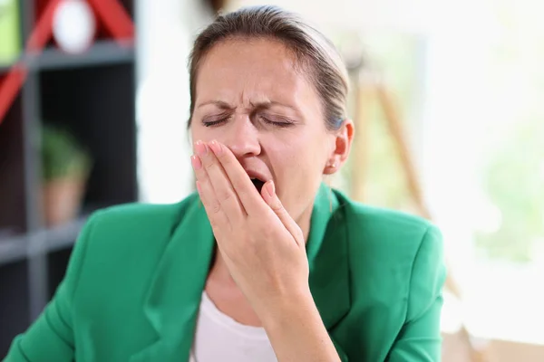 Ritratto Affaticata Affaticata Donna Affari Che Sbadiglia Copre Viso Con — Foto Stock