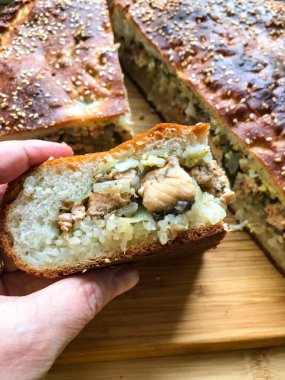 Kırmızı balık ve pilavlı geleneksel Rus turtası.