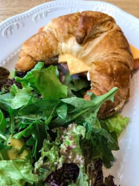 Avokado, tereyağı, zeytin, şifalı otlar ve somon balıklı sandviç.