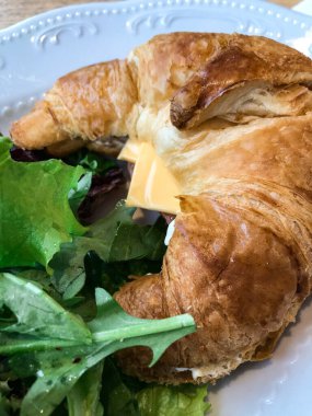 Avokado, tereyağı, zeytin, şifalı otlar ve somon balıklı sandviç.