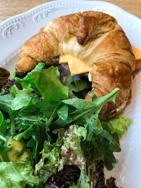 Avokado, tereyağı, zeytin, şifalı otlar ve somon balıklı sandviç.