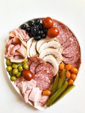 antipasti ve farklı et ve peynir ürünleri ile yemek tabağı