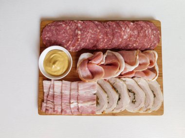 antipasti ve farklı et ve peynir ürünleri ile yemek tabağı