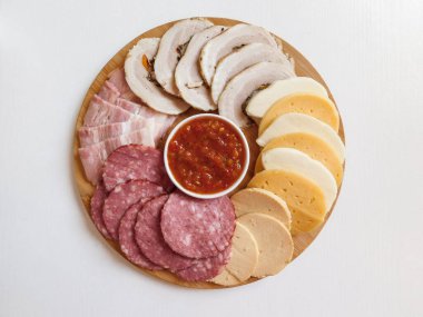 antipasti ve farklı et ve peynir ürünleri ile yemek tabağı