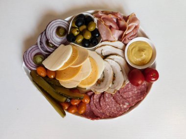 antipasti ve farklı et ve peynir ürünleri ile yemek tabağı