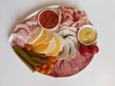 antipasti ve farklı et ve peynir ürünleri ile yemek tabağı