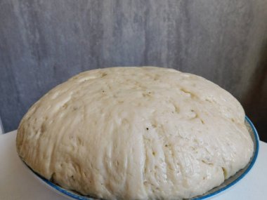 Hamuru özel bir sepette toplama süreci. Hamur, doğal ekşi mayadan yapılır. Buğday hamuru. Fermantasyon.