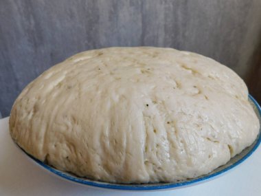 Hamuru özel bir sepette toplama süreci. Hamur, doğal ekşi mayadan yapılır. Buğday hamuru. Fermantasyon.