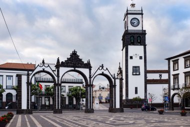 Şehir kapısı (Portas da Cidade) ve Sao Sebastiao Kilisesi (Matriz) Ponta Delgada 'nın tarihi merkezinde, Sao Miguel Adası, Azores, Portekiz