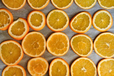 Noel / mevsimlik ev dekorasyonu için taze portakal dilimleriyle dolu fırın tepsisi.