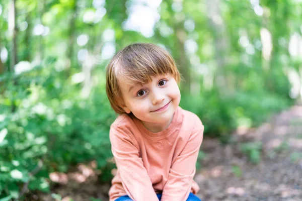 Κοντινό Πορτρέτο Ενός Χαμογελαστού Παιδιού Προσχολικής Ηλικίας Καλοκαίρι Ευτυχισμένο Παιδί — Φωτογραφία Αρχείου