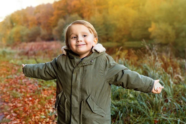 Ευτυχισμένο Αγοράκι Που Περπατάει Ένα Όμορφο Φθινοπωρινό Πάρκο Παιχνιδιάρικο Μικρό — Φωτογραφία Αρχείου