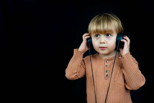 Pequeño Niño Escuchando Música Con Auriculares Sobre Fondo Negro Amante —  Fotos de Stock