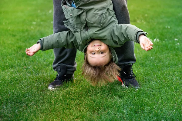 Pai Brincando Com Filhinho Livre Uma Grama Rapaz Criança Balançando — Fotografia de Stock