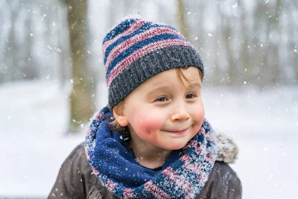 Close Retrato Menino Com Flocos Neve Parque Inverno Criança Feliz — Fotografia de Stock